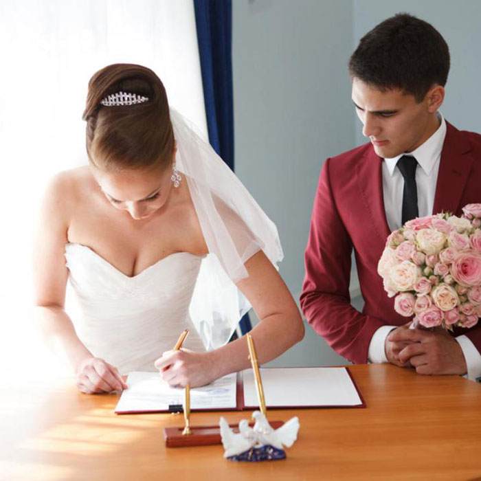 Брать ли фамилию мужа после свадьбы