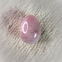 Розовое кварцевое яйцо