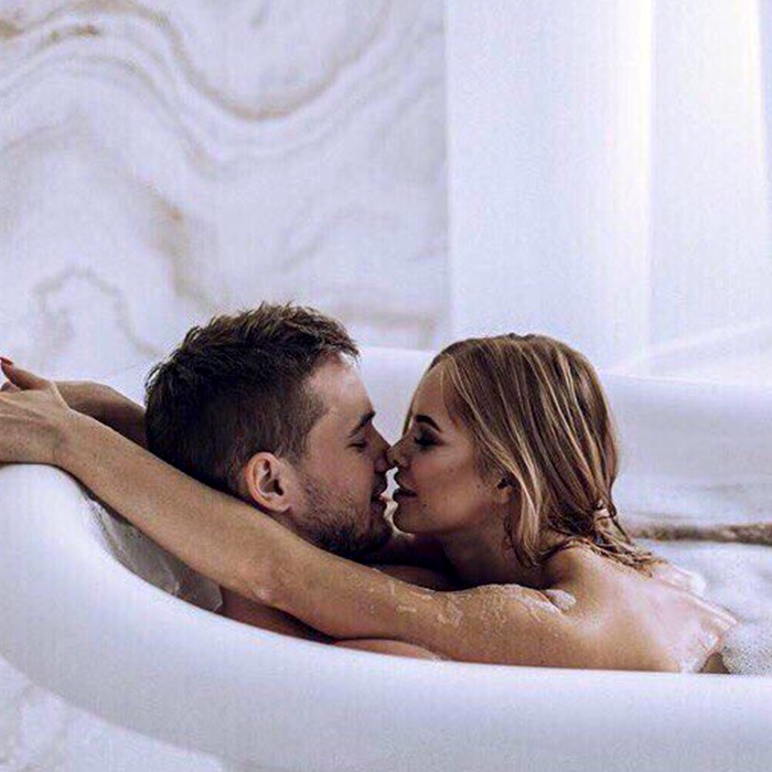 Занятие любви между мужчиной и мужчиной. Влюбленные в ванной. Фотосессия пары в ванной. Девушка и мужчина в ванне.
