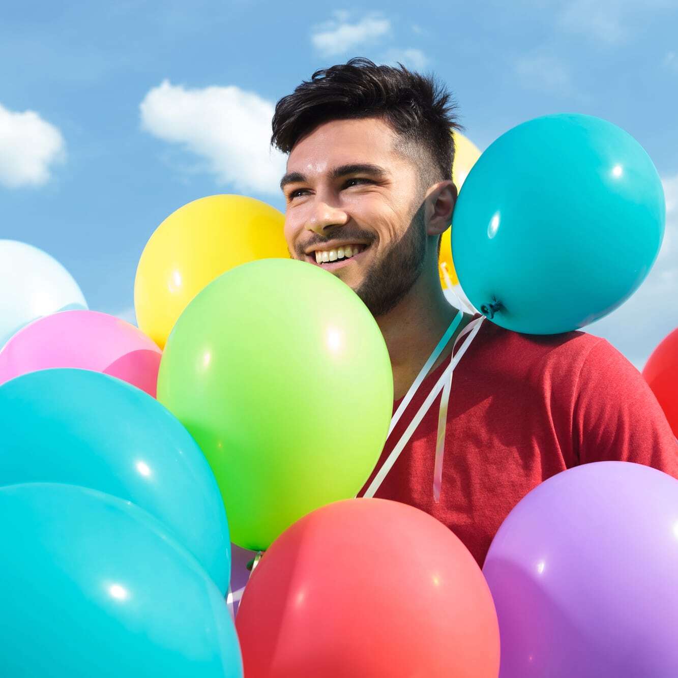 День собственного праздника 26. Парень с воздушными шарами. Человек шарик. Шарики для мужчины. Шарики воздушные для парня.