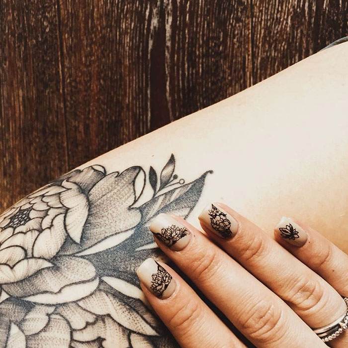 Новый бьюти-тренд татуировок на ногтях
